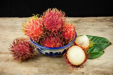 taze meyve rambutan Tayland ahşap arka plan üzerinde