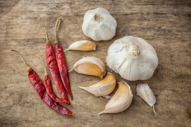 Kurutulmuş kırmızı biber biber ve ahşap zemin üzerine taze sarımsak