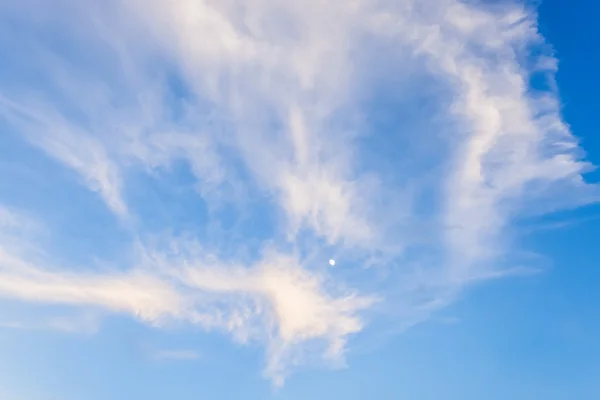 Голубое небо и лунный фон с крошечными облаками — стоковое фото