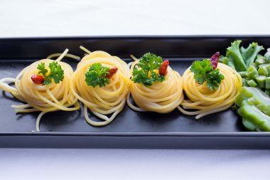 Spagetti sarımsak yağı ve kırmızı biber.