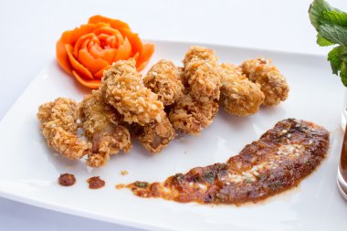 Lezzetli kızarmış tavuk ve sebze beyaz arka beyaz tabaklar