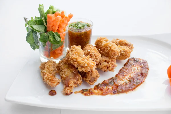 Tasty fried chicken  and vegetable in white plates on white back — Stock Photo, Image