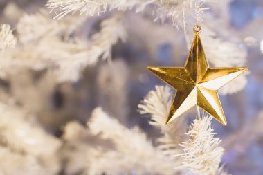 Altın yıldız ve beyaz Noel ağacı arka plan