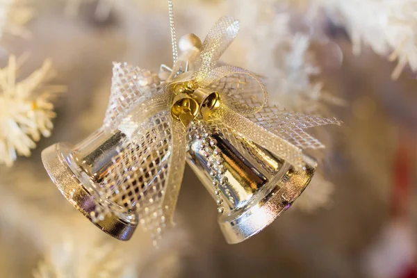 Cloche dorée et fond d'arbre de Noël blanc — Photo