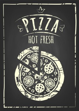 Pizza poster kara tahta üzerinde.