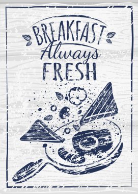 Sahanda yumurta ve sosis tava üzerinde.