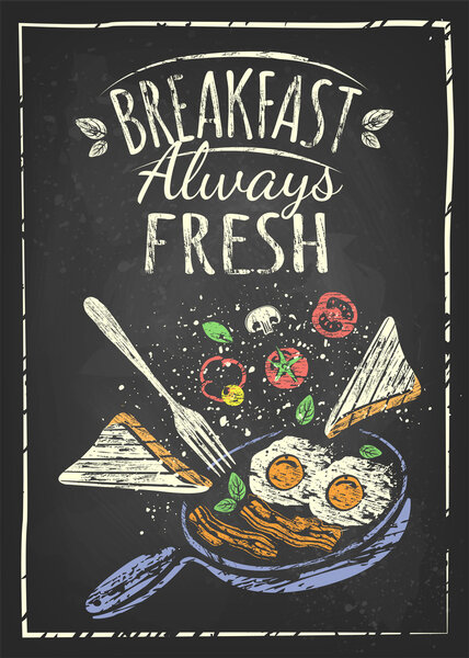 Жареные яйца и бекон на сковороде
