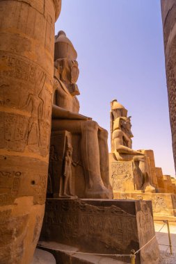 Mısır 'ın en güzel tapınaklarından birinde sütunlarıyla güzel bir iç mekan. Luxor Tapınağında genç bir kadın