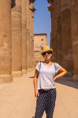 Mısır 'ın Luxor Tapınağı' nı ziyaret eden şapkalı genç bir turist. Mısır