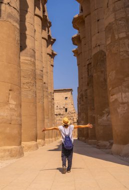 Mısır 'ın Luxor Tapınağı' nı ziyaret eden şapkalı genç bir turist. Mısır