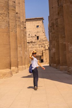 Mısır 'ın Luxor Tapınağı' nı ziyaret eden şapkalı genç bir turist. Mısır
