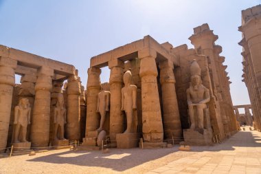 Firavunların heykelleri ve Luxor Tapınağı sütunlarındaki antik Mısır çizimleri. Mısır