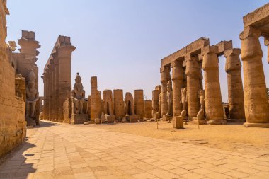 Firavunların heykelleri ve Luxor Tapınağı sütunlarındaki antik Mısır çizimleri. Mısır