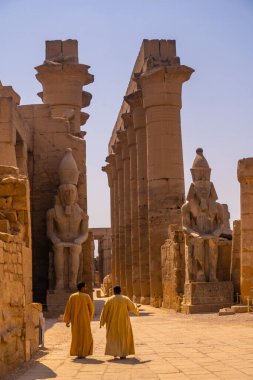 Luxor, Mısır; 11 Ekim 2020: Mısır 'ın Lüksler Tapınağı' nı ziyaret eden iki yerli adam