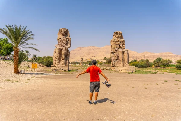 Nuori Valokuvaaja Vierailee Kahdessa Egyptiläisessä Veistoksessa Luxorin Kaupungissa Niilin Varrella — kuvapankkivalokuva