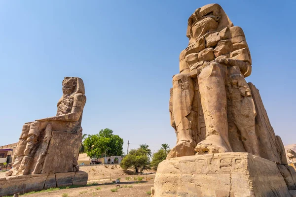 Kaksi Egyptiläistä Veistosta Luxorin Kaupungissa Niilin Varrella Egypti — kuvapankkivalokuva