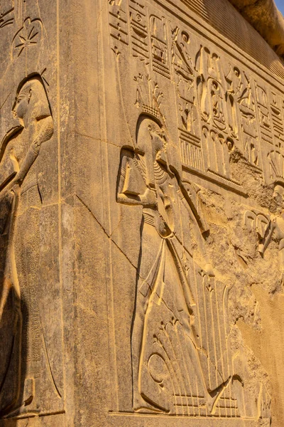 기둥에 새겨진 그림들과 이집트 조각품들은 이집트에서 아름다운 신전중 하나에 있습니다 — 스톡 사진