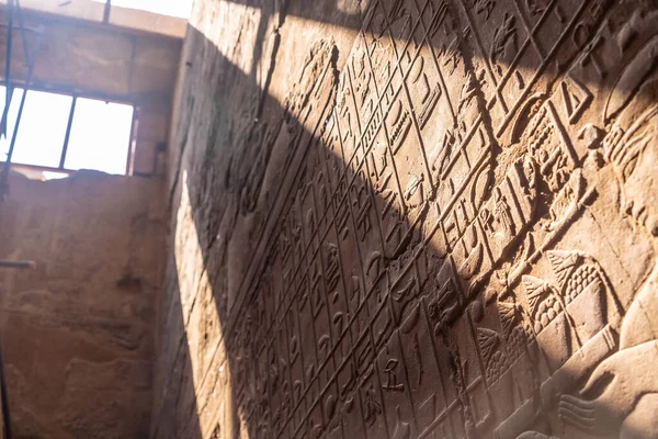 Hermosa Luz Natural Los Antiguos Dibujos Egipcios Dentro Del Templo — Foto de Stock