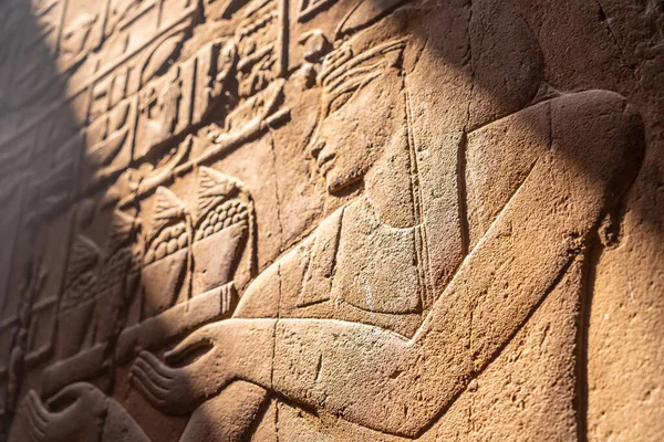 Bela Luz Natural Desenhos Egípcios Antigos Dentro Templo Luxor Egito — Fotografia de Stock