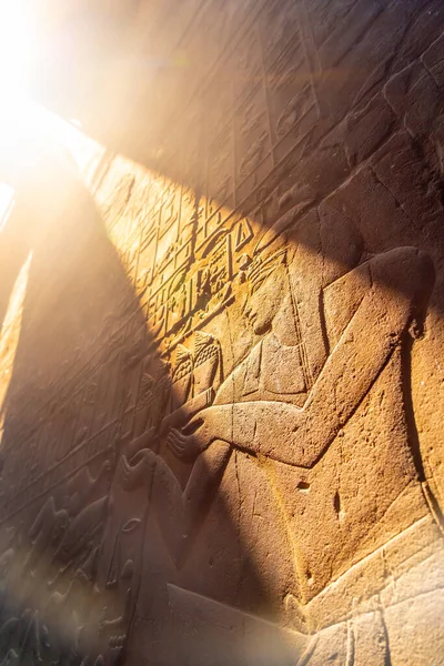 Kaunis Luonnonvalo Muinaisten Egyptiläisten Piirustusten Sisällä Luxor Temppeli Egypti — kuvapankkivalokuva