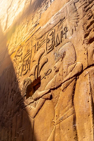 Bela Luz Natural Desenhos Egípcios Antigos Dentro Templo Luxor Egito — Fotografia de Stock