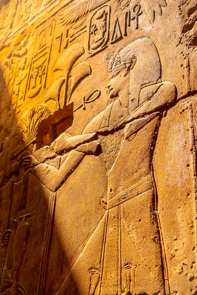 Vackert Naturligt Ljus Forntida Egyptiska Ritningar Inne Luxor Temple Egypten — Stockfoto