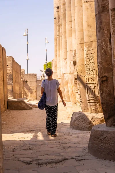Szczegóły Pięknego Naturalnego Światła Starożytnych Rysunkach Egipskich Wewnątrz Świątyni Luxor — Zdjęcie stockowe