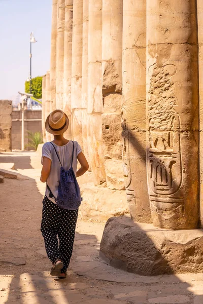 Nuori Turisti Valkoisessa Paidassa Hatussa Vierailee Temppelissä Katselee Muinaisia Egyptiläisiä — kuvapankkivalokuva