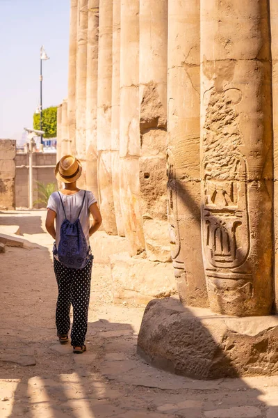 Młody Turysta Białej Koszulce Kapeluszu Odwiedzający Świątynię Patrzący Starożytne Egipskie — Zdjęcie stockowe