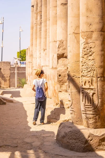Beyaz Tişörtlü Şapkalı Genç Bir Turist Tapınağı Ziyaret Ediyor Mısır — Stok fotoğraf