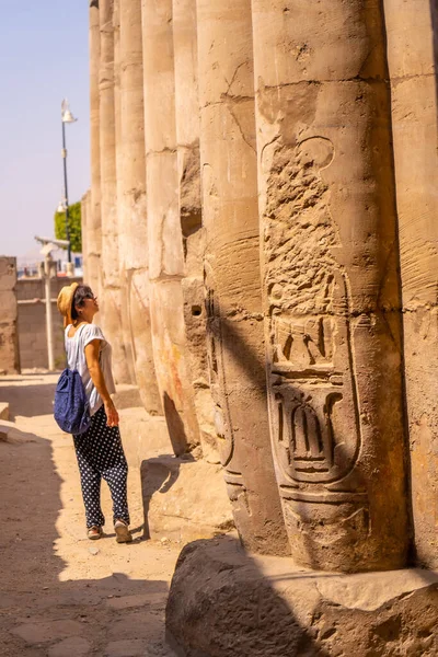 Nuori Turisti Valkoisessa Paidassa Hatussa Vierailee Temppelissä Katselee Muinaisia Egyptiläisiä — kuvapankkivalokuva