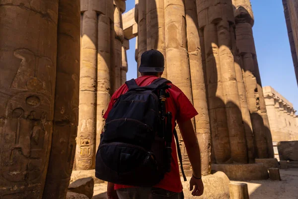 Fotógrafo Olhando Para Desenhos Egípcios Antigos Nas Colunas Templo Luxor — Fotografia de Stock