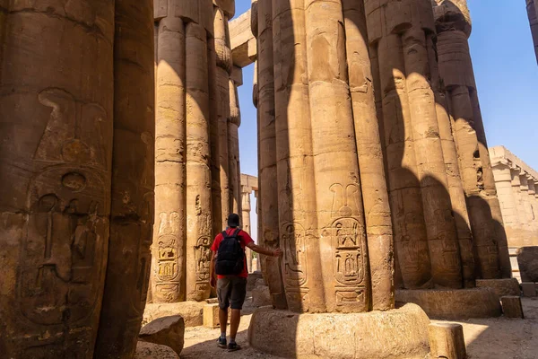 Photographe Regardant Des Dessins Égyptiens Anciens Sur Les Colonnes Temple — Photo