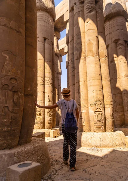 Młody Turysta Białej Koszulce Kapeluszu Patrzący Starożytne Egipskie Rysunki Kolumnach — Zdjęcie stockowe