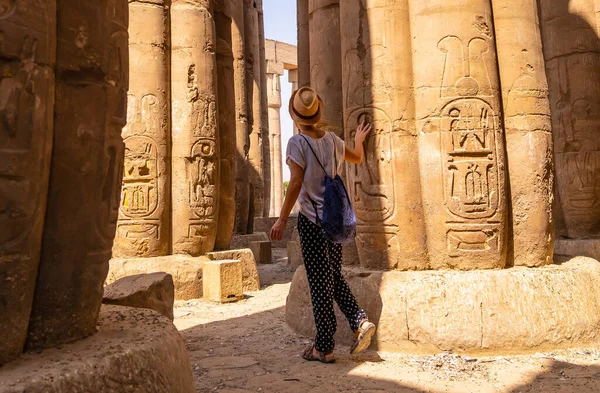 Joven Turista Una Camiseta Blanca Sombrero Mirando Los Antiguos Dibujos — Foto de Stock