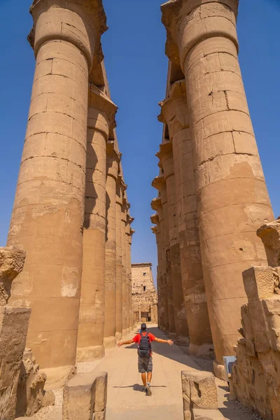 Joven Turista Junto Las Preciosas Columnas Con Dibujos Egipcios Templo — Foto de Stock