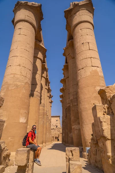 Jovem Turista Lado Das Preciosas Colunas Com Desenhos Egípcios Templo — Fotografia de Stock