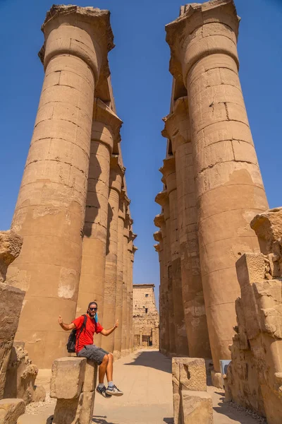 Ein Junger Tourist Neben Den Wertvollen Säulen Mit Ägyptischen Zeichnungen — Stockfoto