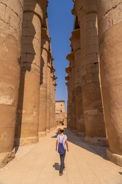 Jeune Touriste Portant Chapeau Visitant Temple Égyptien Louxor Égypte — Photo