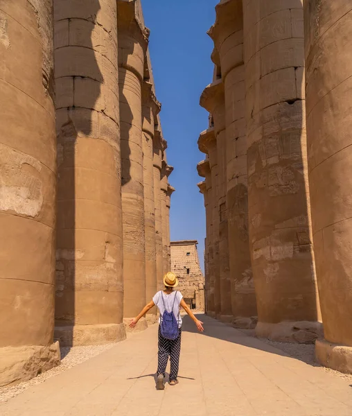 Ein Junger Tourist Mit Hut Beim Besuch Des Ägyptischen Tempels — Stockfoto