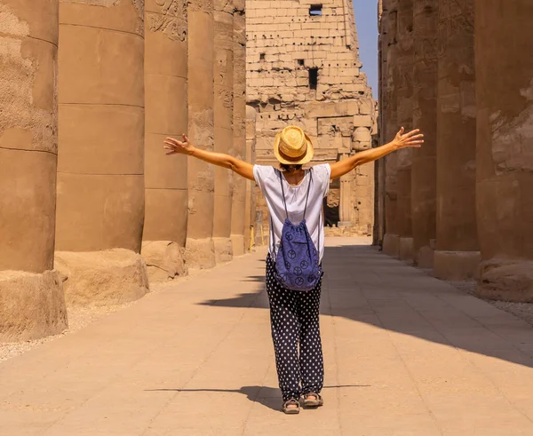 Joven Turista Con Sombrero Visitando Templo Egipcio Luxor Egipto — Foto de Stock