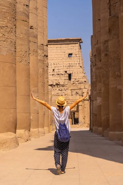 Een Jonge Toerist Met Een Hoed Die Egyptische Tempel Van — Stockfoto