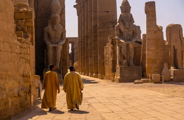 Luxor Egito Outubro 2020 Dois Homens Locais Visitando Templo Egípcio — Fotografia de Stock