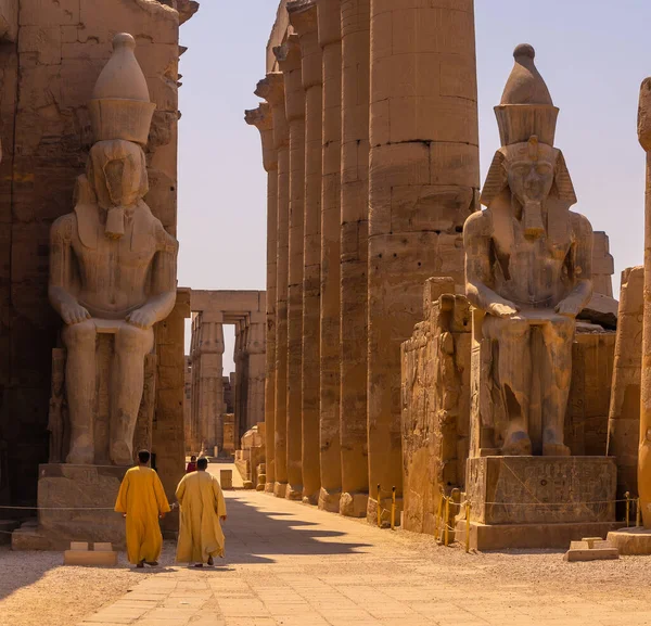 Luxor Egito Outubro 2020 Dois Homens Locais Visitando Templo Egípcio — Fotografia de Stock