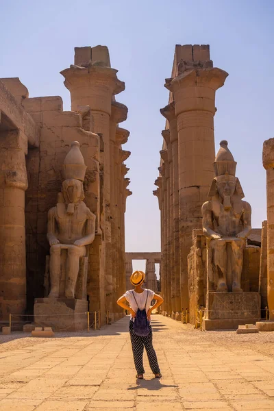 Jovem Turista Com Chapéu Visitando Templo Egípcio Luxor Suas Belas — Fotografia de Stock