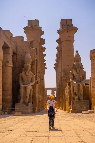 Młody Turysta Kapeluszu Odwiedzający Egipską Świątynię Luksoru Jej Piękne Kolumny — Zdjęcie stockowe