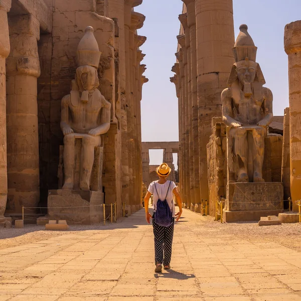 Jovem Turista Com Chapéu Visitando Templo Egípcio Luxor Suas Belas — Fotografia de Stock