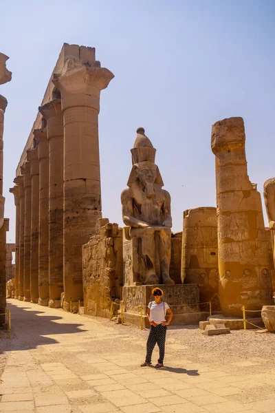 Młody Turysta Kapeluszu Odwiedzający Egipską Świątynię Luksoru Jej Piękne Kolumny — Zdjęcie stockowe