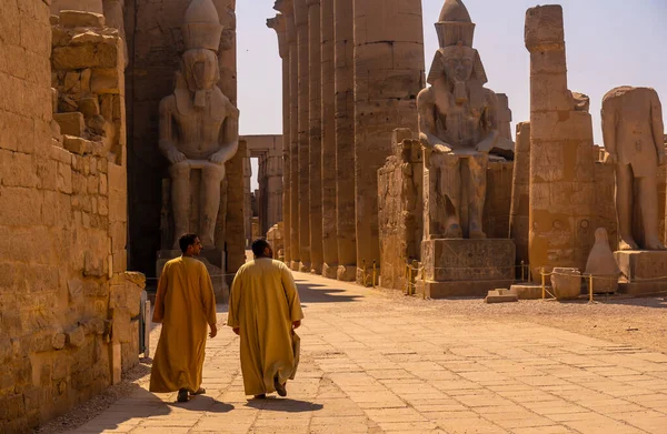 埃及卢克索 2020年10月11日 两名当地男子参观埃及卢克索神庙 图库照片