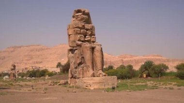 Luxor şehrindeki antik firavunların heykeli. Mısır, HD video ve turizm 6 ay sonra salgın yüzünden turizm durdu